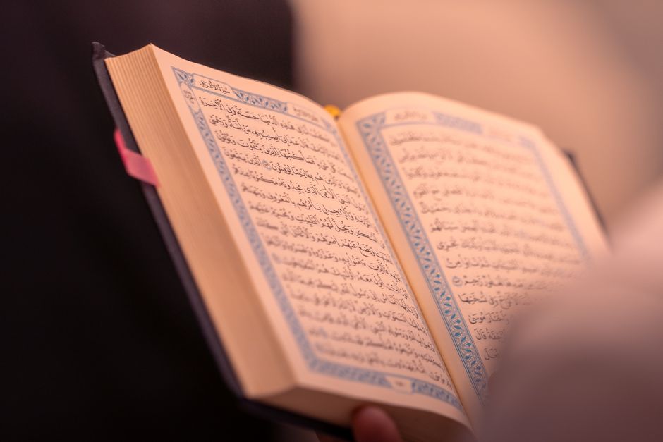 MEMBEDAH ESENSI KHUSYU DALAM SHALAT: KAJIAN TAFSIR DAN FIQIH ILAHIYAH MENUJU PUNCAK MA'RIFATULLAH