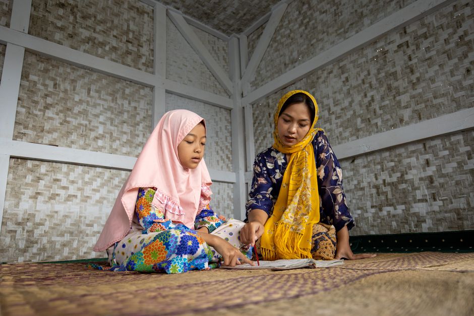 Foto mushaf Al-Quran terbuka di atas re
