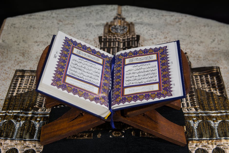 Foto sebuah mushaf Al-Quran yang terbuka di atas meja kayu di dalam perpustakaan klasik dengan pencahayaan hangat, dikelilingi oleh tumpukan kitab-kitab kuning karya ulama salaf.
