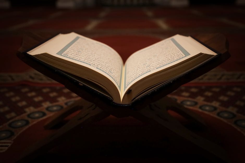 Foto sebuah mushaf Al-Quran terbuka di atas meja kayu di dalam perpustakaan klasik yang tenang dengan cahaya matahari pagi masuk melalui jendela, menciptakan suasana ilmiah dan spiritual yang mendalam.