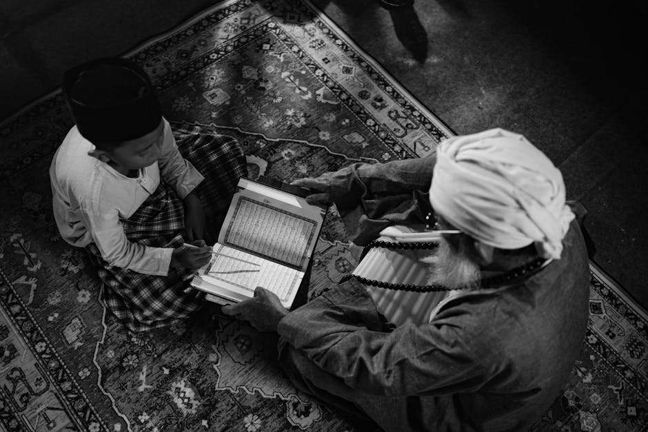 Foto sebuah mushaf Al-Quran tua yang terbuka dengan detail khat yang indah, diletakkan di atas meja kayu di dalam perpustakaan klasik yang dipenuhi kitab-kitab kuning, menciptakan suasana keilmuan yang mendalam dan tenang.