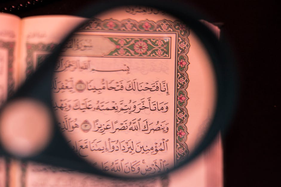 Foto sebuah mushaf Al-Quran terbuka yang diletakkan di atas rehal kayu di dalam perpustakaan klasik yang tenang, dengan cahaya matahari pagi masuk melalui jendela besar menyinari teks-teks Arab yang indah.