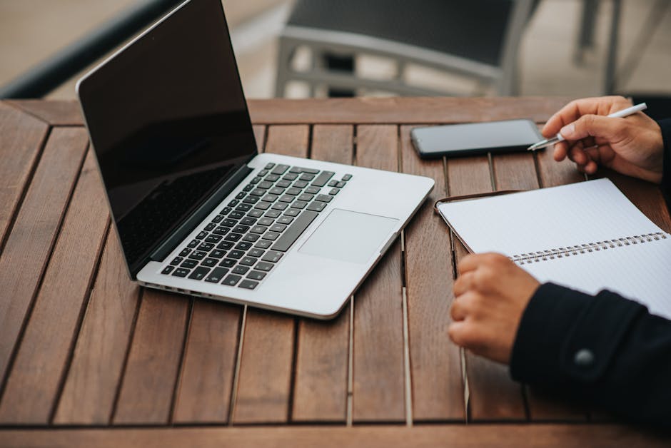 Ilustrasi seorang Muslimah yang sedang membaca buku dengan latar belakang siluet kota modern dan kaligrafi Islam yang melambangkan perpaduan ilmu dan iman.