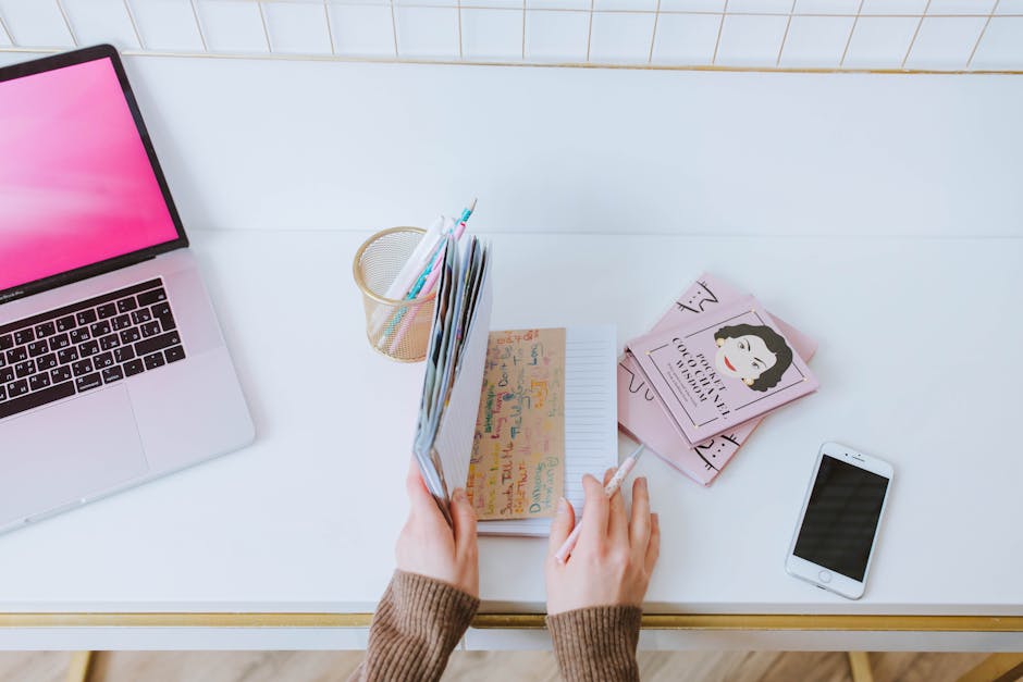 Ilustrasi seorang Muslimah yang sedang menulis di meja kerja dengan latar belakang perpustakaan dan jendela yang menampilkan pemandangan kota modern, melambangkan perpaduan antara ilmu pengetahuan, tradisi, dan kemajuan zaman.