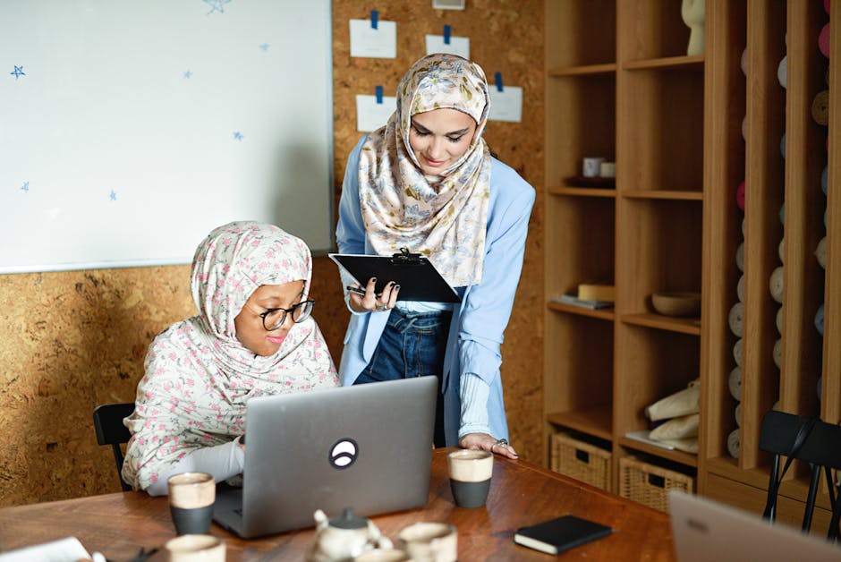 Ilustrasi siluet seorang perempuan Muslimah yang sedang membaca buku dengan latar belakang cahaya matahari terbit dan siluet bangunan kota modern, melambangkan perpaduan antara ilmu pengetahuan, spiritualitas, dan kemajuan peradaban.