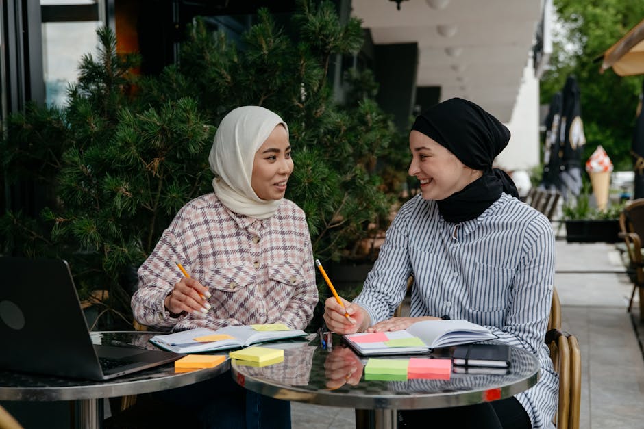 Ilustrasi seorang wanita Muslimah yang sedang membaca buku di perpustakaan dengan latar belakang siluet kota modern, melambangkan perpaduan antara ilmu pengetahuan agama dan kemajuan peradaban.