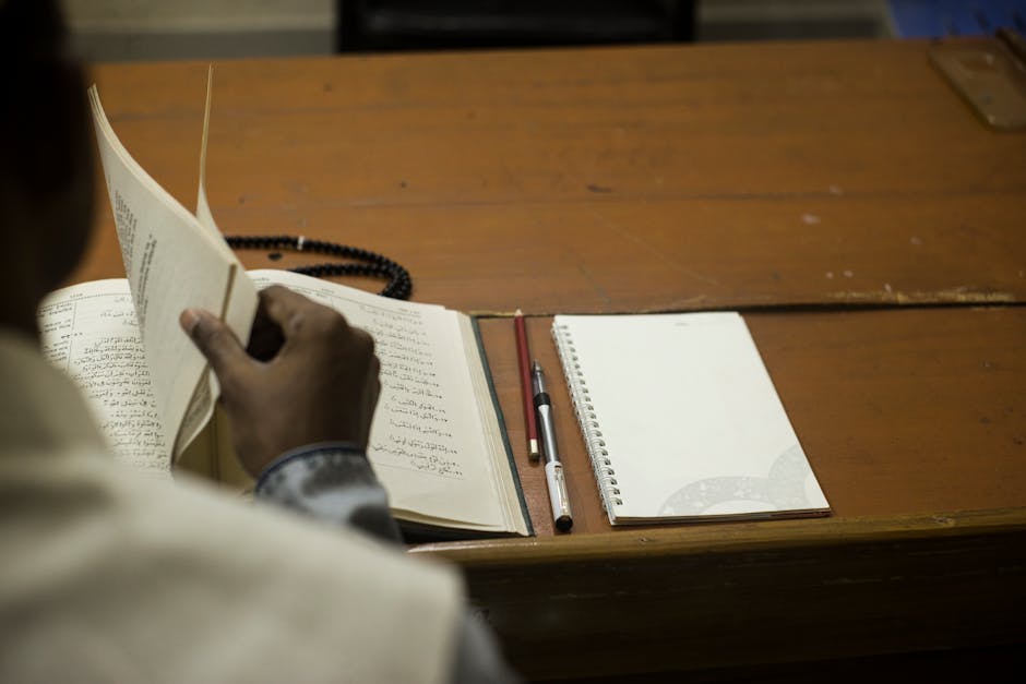 Ilustrasi siluet seorang Muslimah yang sedang membaca buku dengan latar belakang cahaya matahari terbit dan sketsa bangunan peradaban kota yang modern namun harmonis.