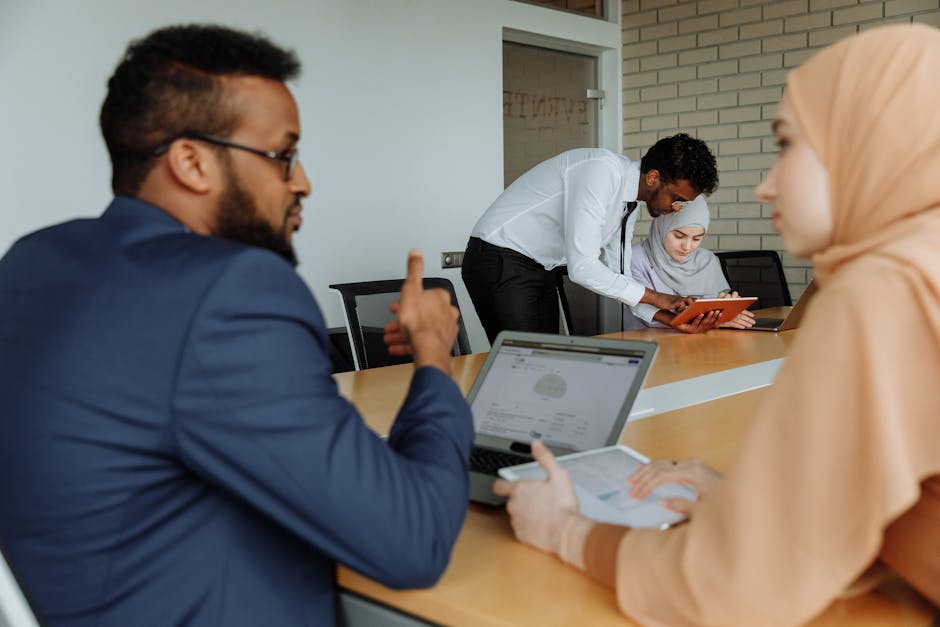 Ilustrasi seorang perempuan Muslimah yang sedang membaca buku di depan jendela dengan latar belakang siluet kota dan masjid, melambangkan perpaduan antara ilmu pengetahuan, spiritualitas, dan peran sosial.
