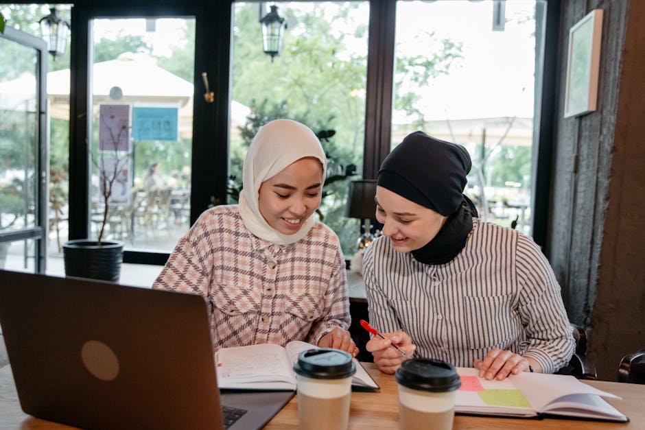 Ilustrasi seorang Muslimah yang sedang menulis di perpustakaan dengan latar belakang siluet kota modern dan kaligrafi Arab yang melambangkan keseimbangan antara ilmu pengetahuan dan spiritualitas.