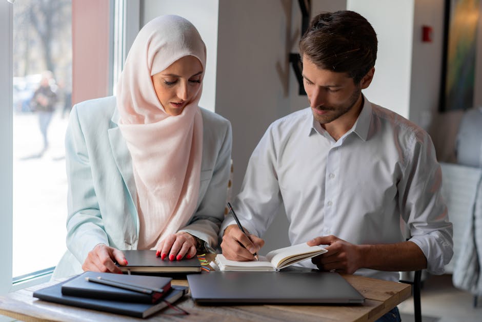 Ilustrasi seorang Muslimah yang sedang menulis di meja kerja dengan latar belakang rak buku dan jendela yang menampilkan pemandangan kota modern, melambangkan integrasi antara intelektualitas, tradisi, dan kemajuan zaman.