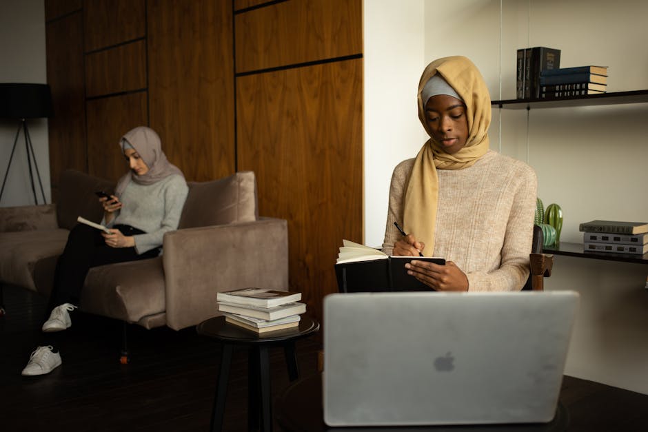 Ilustrasi seorang Muslimah yang sedang menulis di meja kerja dengan latar belakang perpustakaan dan jendela yang menampilkan pemandangan kota yang modern namun harmonis.