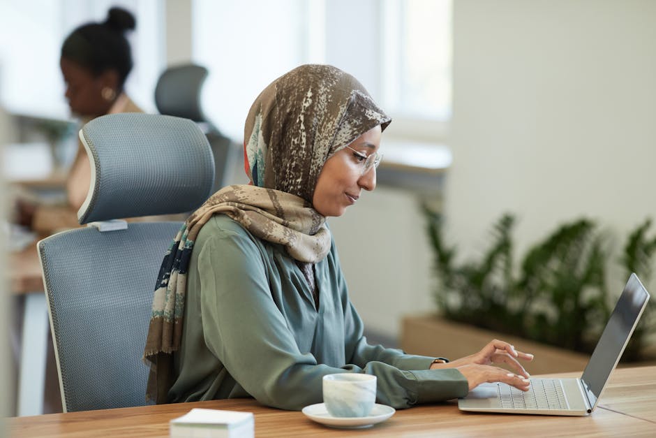 Ilustrasi seorang Muslimah yang sedang menulis di meja kerja dengan latar belakang perpustakaan dan cahaya matahari yang melambangkan pencerahan serta ilmu pengetahuan.