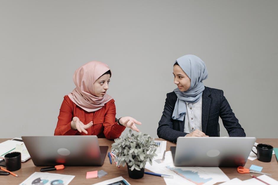 Ilustrasi siluet seorang perempuan Muslimah yang sedang membaca buku di depan latar belakang cakrawala kota yang modern, melambangkan perpaduan antara ilmu pengetahuan, spiritualitas, dan kemajuan zaman.