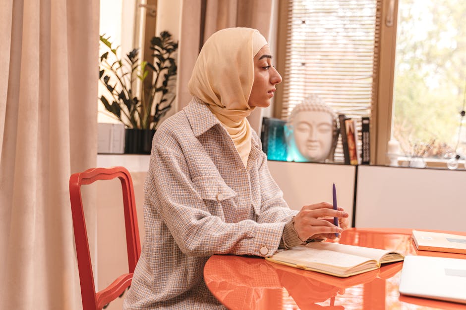 Ilustrasi seorang Muslimah cendekiawan yang sedang menulis di perpustakaan dengan latar belakang siluet peta Indonesia dan simbol-simbol kemajuan peradaban.