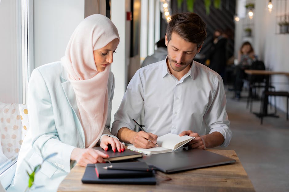 Ilustrasi siluet seorang perempuan Muslimah yang sedang membaca buku dengan latar belakang cahaya matahari terbit dan siluet perkotaan yang modern namun harmonis.