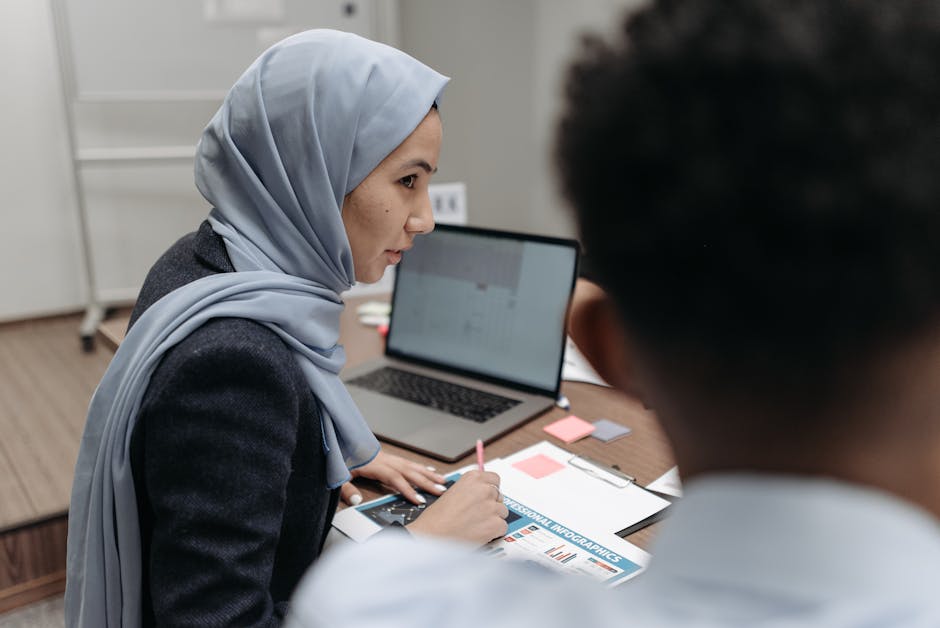 Menenun Kembali Tiang Peradaban: Menggugat Reduksi Peran Muslimah di Era Modern