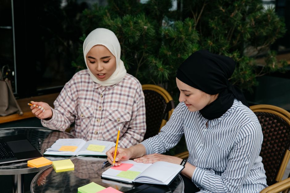 Melampaui Domestifikasi: Menakar Peran Strategis Muslimah dalam Arsitektur Peradaban Bangsa