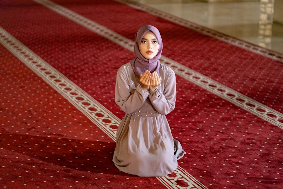 Foto estetik seorang pemuda Muslim sedang duduk santai di sebuah kafe modern yang minimalis, ia sedang memegang buku catatan dan segelas kopi, dengan cahaya matahari sore yang hangat masuk melalui jendela besar, menciptakan suasana tenang dan reflektif.