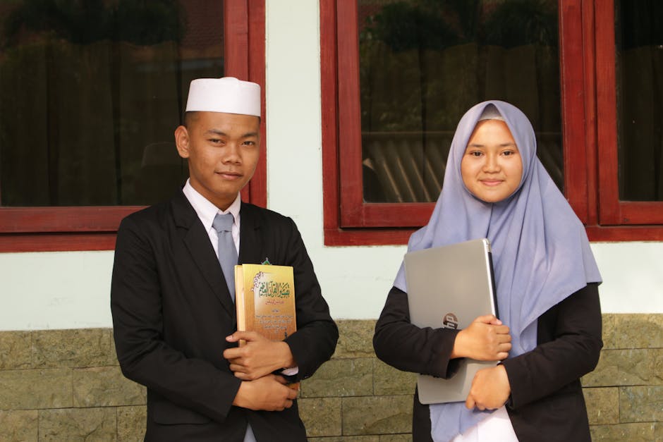 Foto estetik seorang pemuda Muslim menggunakan headphone sedang duduk santai di sebuah taman kota yang modern, memegang buku atau ponsel dengan ekspresi tenang, cahaya matahari sore yang hangat (golden hour) memberikan kesan damai dan mindful.