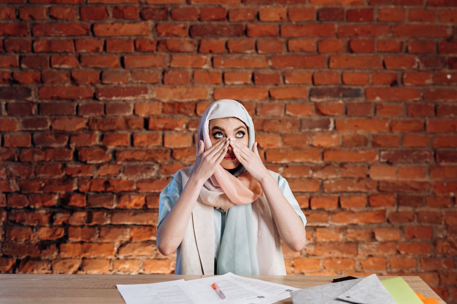 Seorang pemuda Muslim mengenakan hoodie modern sedang duduk santai di taman kota saat senja, memegang mushaf kecil atau handphone dengan ekspresi wajah yang tenang dan damai, dikelilingi suasana perkotaan yang estetik namun tetap terasa religius.