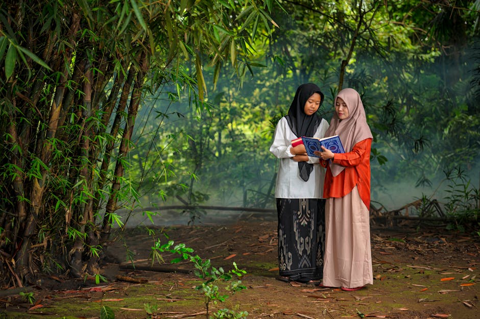 Deskripsi gambar: Seorang pemuda Muslim mengenakan hoodie modern sedang duduk santai di taman kota yang estetik sambil memegang buku catatan, dengan ekspresi wajah yang tenang dan damai menghadap matahari terbenam.