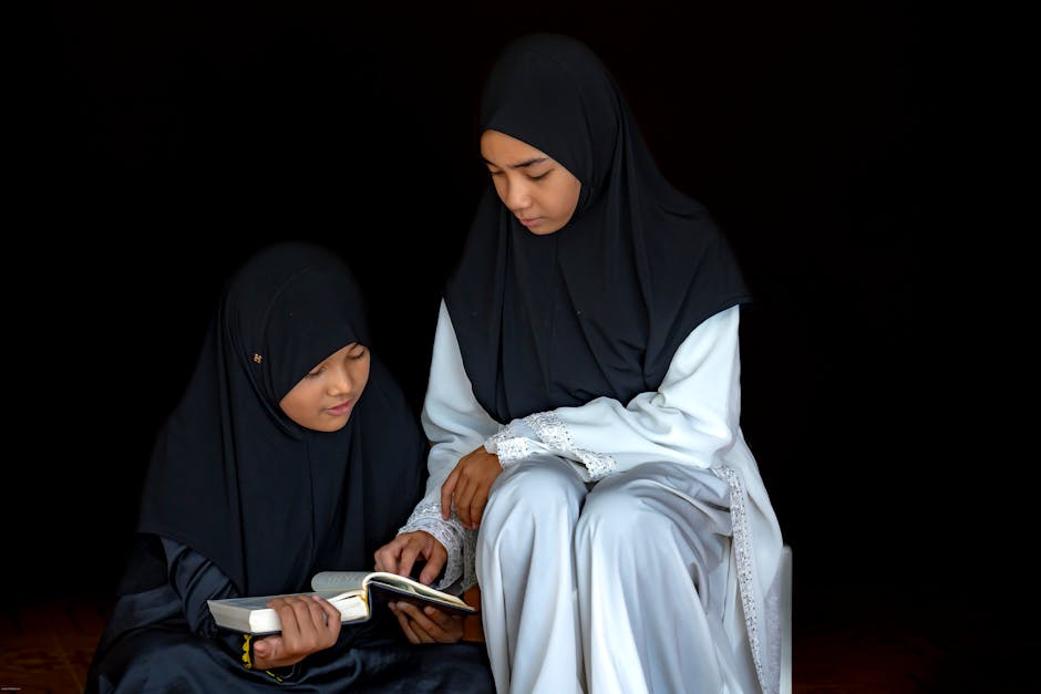 Seorang pemuda Muslim mengenakan hoodie modern dan headphone sedang duduk santai di sebuah taman kota yang estetik, sambil memegang buku catatan kecil dan tersenyum tenang menatap langit sore.