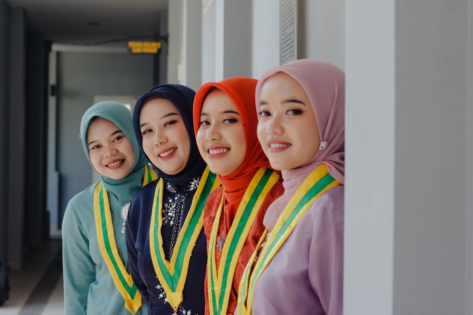 Seorang pemuda Muslim mengenakan hoodie modern sedang duduk santai di sebuah kafe minimalis, ia meletakkan ponselnya di meja dan tersenyum tenang sambil melihat pemandangan di luar jendela.