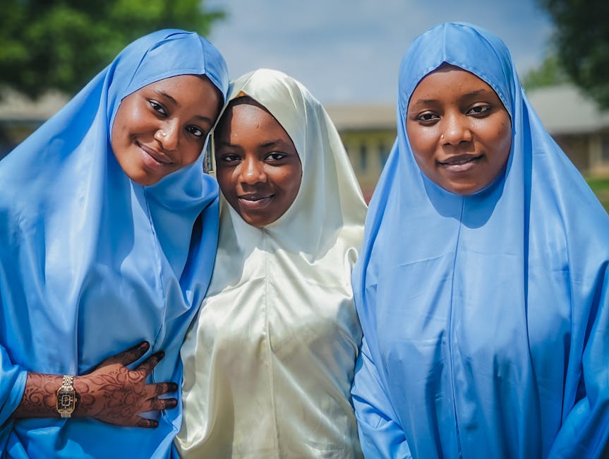 Seorang pemuda Muslim mengenakan hoodie modern sedang duduk santai di taman sambil memegang buku catatan, terlihat tenang dengan pemandangan kota yang estetik di latar belakang.