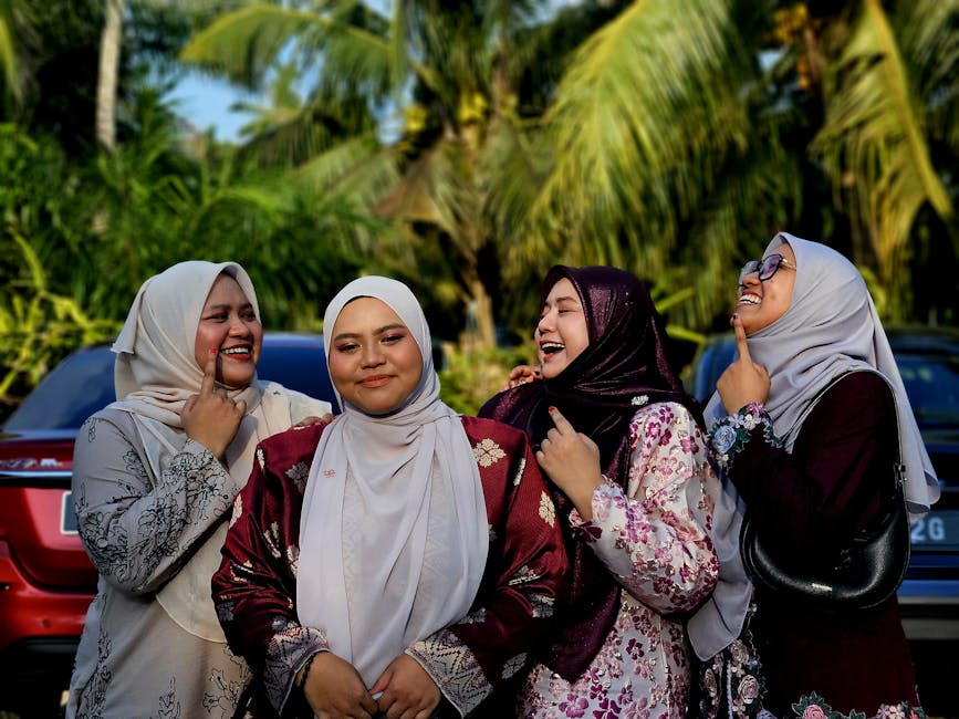 Seorang pemuda Muslim mengenakan outfit kasual modern sedang duduk santai di sebuah taman kota yang estetik sambil memegang buku catatan dan tersenyum tenang menatap langit sore.