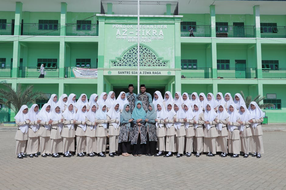 Seorang pemuda Muslim mengenakan hoodie modern sedang duduk santai di taman kota sambil melihat pemandangan matahari terbenam dengan ekspresi wajah yang tenang, di sampingnya terdapat buku catatan dan segelas kopi.