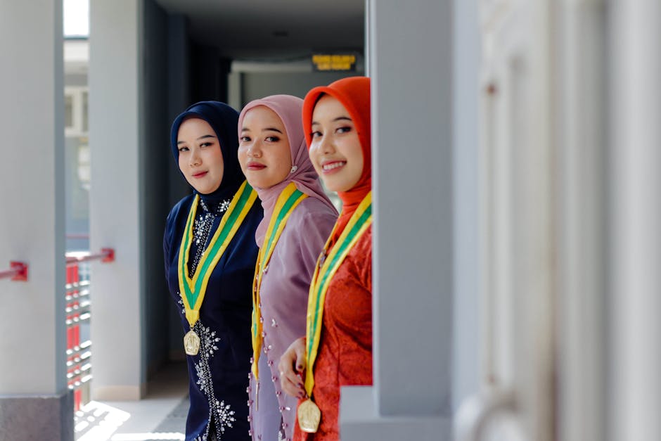 Seorang pemuda Muslim mengenakan outfit kasual modern sedang duduk santai di coffee shop yang estetik, memegang ponsel dengan ekspresi wajah yang tenang dan damai, sementara di depannya terdapat buku catatan dan segelas kopi.