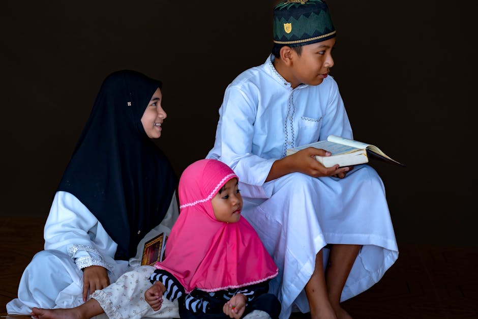 Seorang pemuda Muslim mengenakan pakaian kasual modern sedang duduk tenang di sebuah taman kota yang estetik sambil memegang buku, dengan suasana matahari terbenam yang memberikan kesan damai dan reflektif.