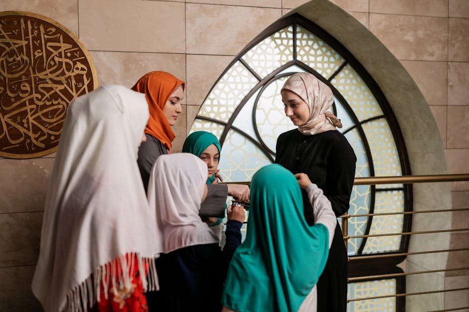 Seorang pemuda Muslim mengenakan hoodie modern sedang duduk santai di taman kota sambil memegang mushaf Al-Qur'an kecil, dengan latar belakang gedung-gedung perkotaan yang estetik dan cahaya matahari sore yang hangat.