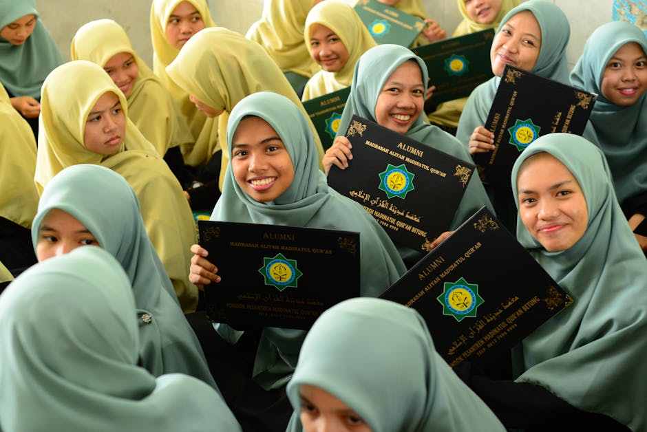 Seorang pemuda Muslim sedang duduk santai di sebuah coffee shop modern yang estetik, memegang ponsel namun pandangannya menatap ke arah luar jendela dengan ekspresi tenang dan damai. Di atas mejanya terdapat buku catatan dan segelas kopi.