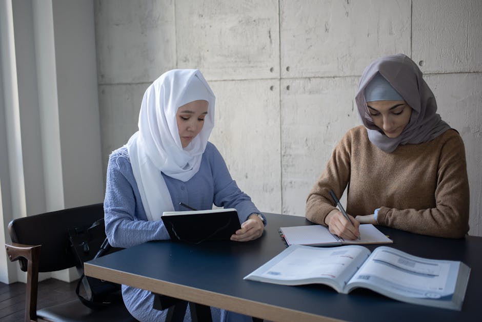 Foto estetik seorang pemuda Muslim sedang duduk santai di taman kota yang modern sambil memegang buku dan kopi, terlihat tenang dan sedang melakukan refleksi diri dengan latar belakang cahaya matahari terbenam yang hangat.