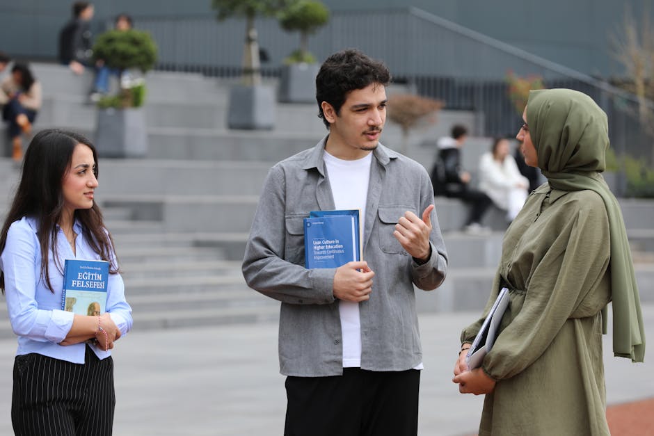 Seorang pemuda Muslim mengenakan hoodie modern sedang duduk santai di taman kota sambil memegang buku catatan dan segelas kopi, ekspresinya tenang melihat matahari terbenam dengan latar belakang gedung perkantoran yang estetik.