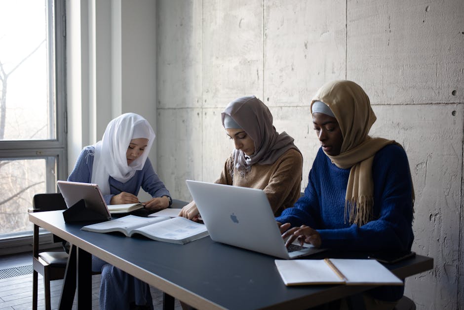 Foto estetik seorang pemuda Muslim sedang duduk santai di coffee shop yang modern dan minimalis, mengenakan pakaian casual yang rapi, sambil menatap jendela dengan ekspresi tenang, ada sebuah buku dan secangkir kopi di depannya.