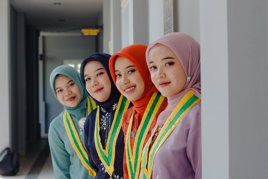 Seorang pemuda Muslim mengenakan jaket hoodie modern dan sneakers sedang duduk santai di taman kota yang hijau sambil memegang buku catatan kecil, tampak tenang dan tersenyum tipis dengan latar belakang gedung perkantoran yang estetik.