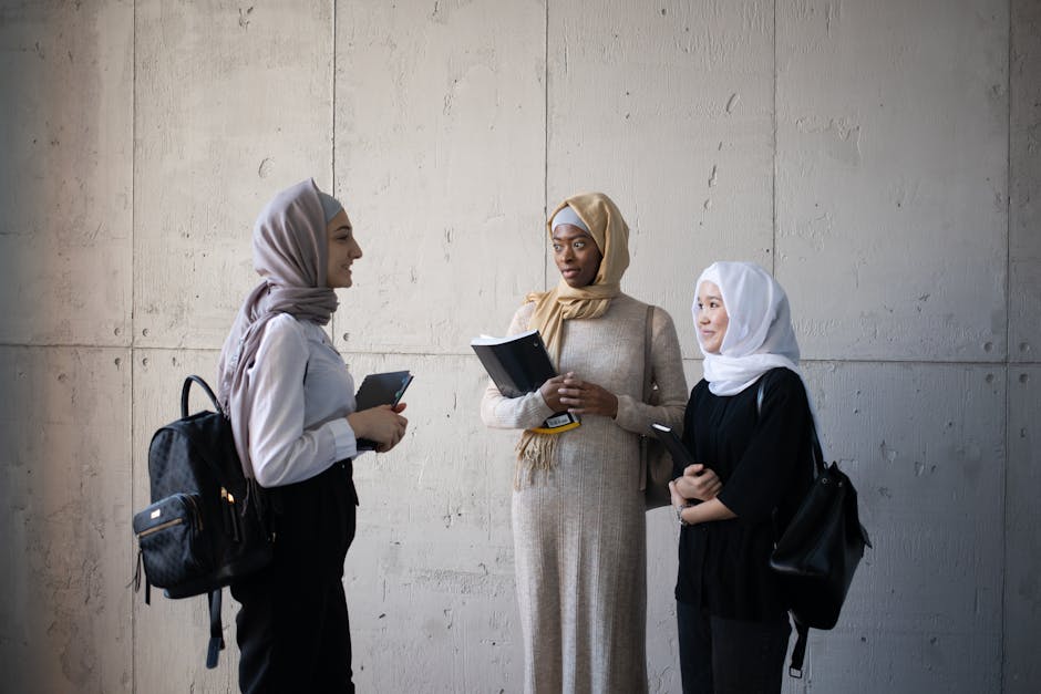 Foto estetik seorang pemuda Muslim sedang duduk santai di coffee shop modern, mengenakan pakaian kasual yang rapi, sambil menatap jendela dengan tenang, ada buku dan segelas kopi di meja, menciptakan suasana reflektif yang damai.