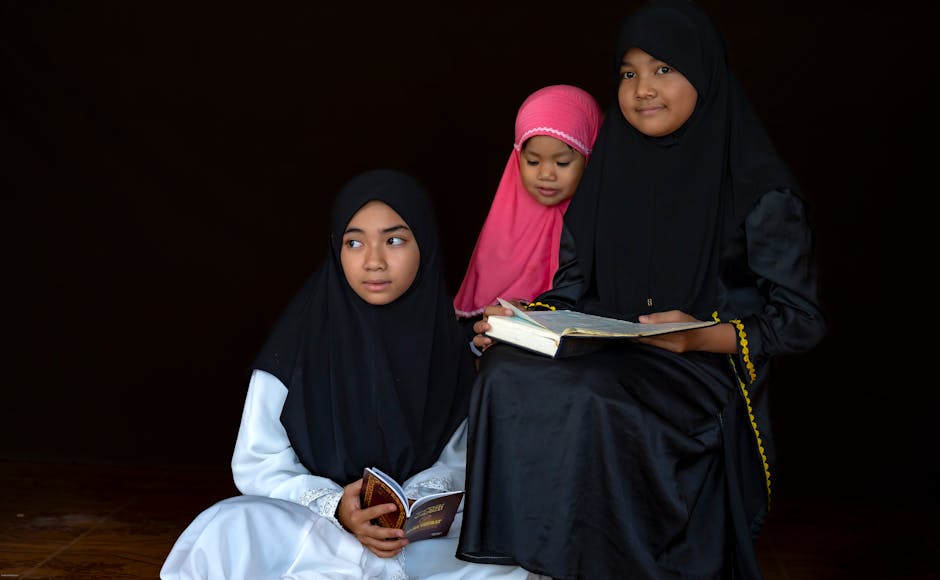 Seorang pemuda Muslim mengenakan hoodie modern sedang duduk santai di sebuah coffee shop minimalis, memegang ponsel namun pandangannya tenang menatap ke arah luar jendela dengan Al-Qur'an kecil dan segelas kopi di atas meja.