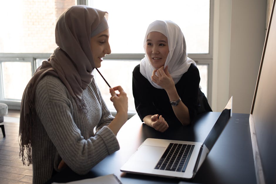 Seorang pemuda Muslim mengenakan hoodie kasual sedang duduk santai di sudut kafe modern yang estetik, memegang secangkir kopi hangat sambil tersenyum menatap ke luar jendela, dengan Al-Qur'an saku terbuka di atas meja kayu di depannya.