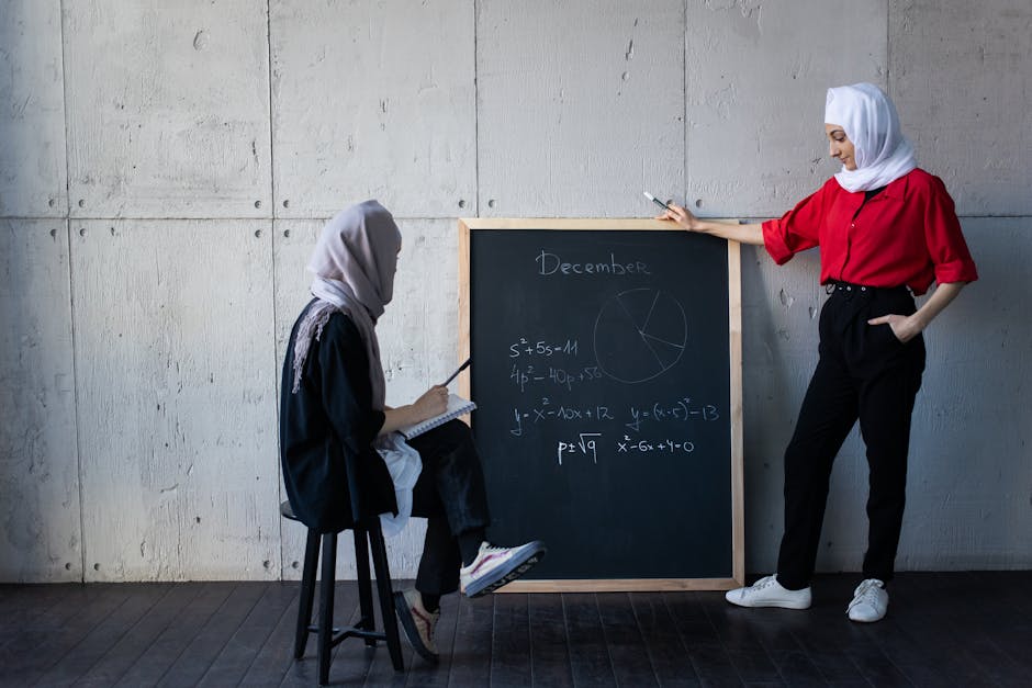 Seorang pemuda Muslim mengenakan pakaian kasual modern sedang duduk santai di sudut kafe estetik yang tenang, memegang secangkir kopi hangat sambil tersenyum menatap laptopnya, dengan mushaf Al-Quran kecil di sampingnya.