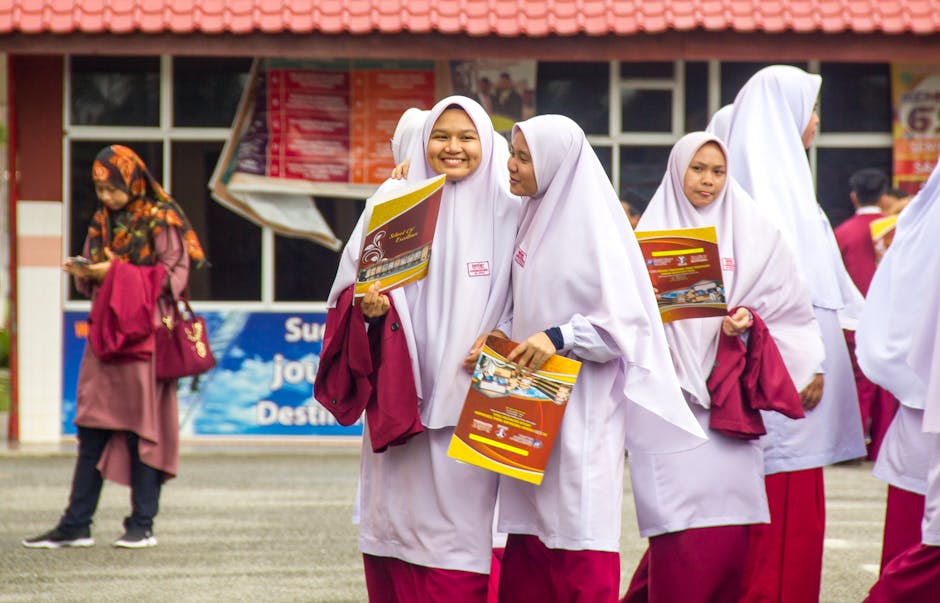 Seorang pemuda Muslim mengenakan hoodie kasual sedang duduk santai di sebuah kafe modern yang estetik, memegang secangkir kopi hangat sambil tersenyum menatap Al-Quran saku di tangannya, dengan latar belakang tanaman hijau yang menenangkan.