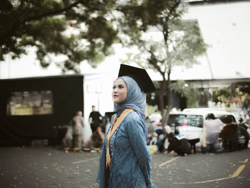 Seorang pemuda Muslim modern sedang duduk santai di sebuah kafe minimalis yang estetik, memegang secangkir kopi hangat sambil tersenyum menatap layar ponselnya, dengan buku catatan kecil dan Al-Quran saku terbuka di atas meja kayu di depannya.