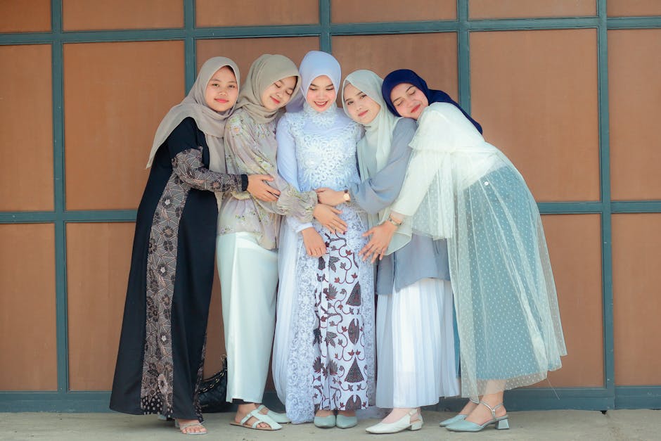 Seorang pemuda Muslim mengenakan pakaian kasual modern sedang duduk santai di sebuah kafe estetik sambil memegang secangkir kopi, wajahnya tampak tenang dan tersenyum tipis saat melihat ke arah luar jendela yang diterangi cahaya sore yang hangat.