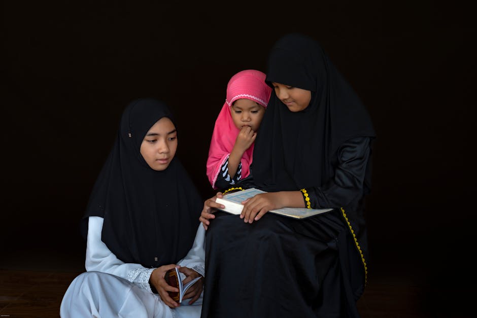 Seorang pemuda Muslim modern mengenakan hoodie kasual sedang duduk santai di sebuah kafe estetik, tersenyum hangat sambil memegang secangkir kopi hangat, dengan laptop terbuka yang menampilkan halaman jurnal harian di mejanya.
