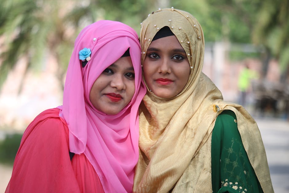 Anak muda Muslim sedang duduk santai di coffee shop modern yang estetik, memegang cangkir kopi hangat sambil menatap ke luar jendela dengan ekspresi wajah yang tenang dan damai, di atas meja kayu terdapat sebuah buku saku dan laptop yang sedang tertutup.