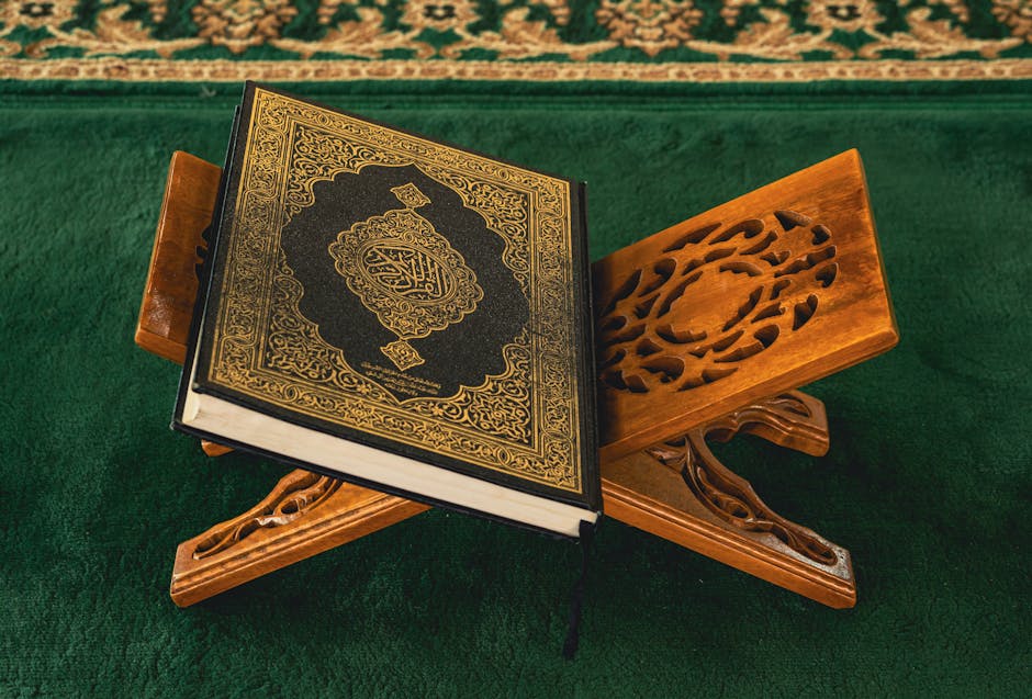 Foto sebuah naskah kitab kuning klasik yang terbuka di atas meja kayu dengan pencahayaan hangat, dikelilingi oleh tumpukan kitab fiqih empat madzhab di sebuah perpustakaan pesantren yang tenang.