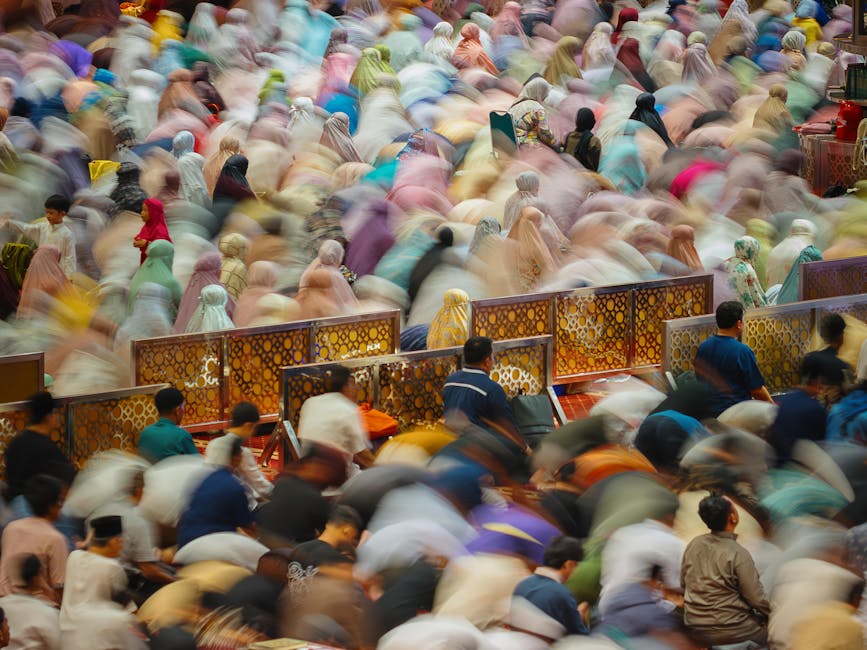 Foto naskah kitab kuning klasik yang terbuka di atas meja kayu dengan pencahayaan hangat, dikelilingi oleh tumpukan kitab-kitab fiqih tua di sebuah perpustakaan pesantren yang tenang dan berwibawa.
