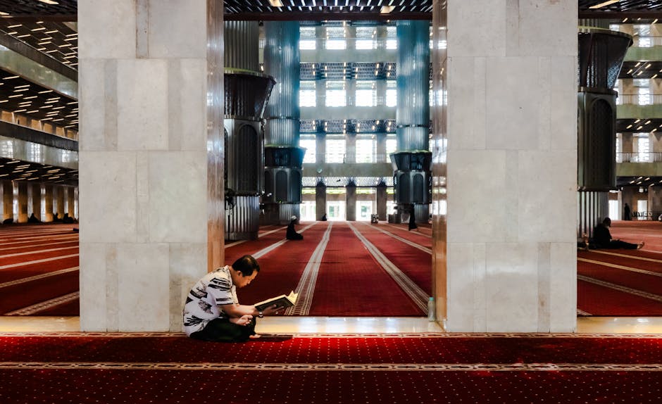 Foto sebuah kitab fiqih klasik yang terbuka di atas meja kayu dengan latar belakang cahaya matahari yang masuk melalui jendela masjid, menciptakan suasana ilmiah yang tenang dan mendalam.